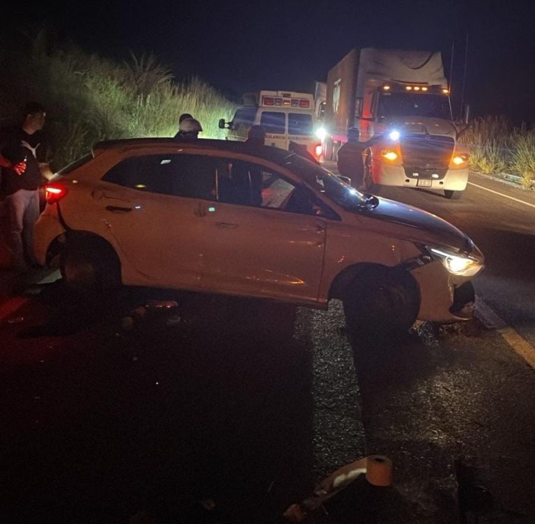Conductor resulta con lesiones leves tras volcadura en la Autopista Siglo XXI