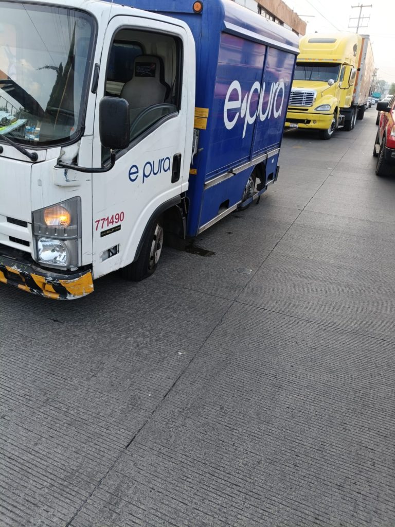 Normalistas vandalizan vehículos en Morelia 