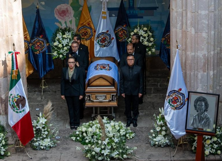 Lupita Morales se despide de su alma mater: Facultad de Derecho de UMSNH le rindió homenaje