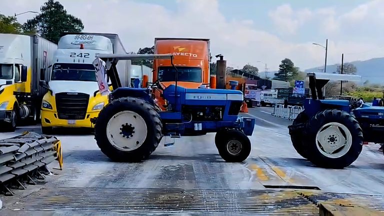 Continúan bloqueos carreteros de campesinos y transportistas en Michoacán