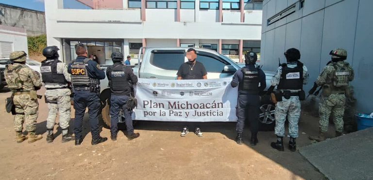 Joven es detenido con camioneta robada, en la carretera Uruapan-San Juan Nuevo