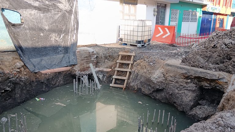 Vecinos de la colonia Felícitas del Río paran obra del teleférico por afectaciones a viviendas y servicios