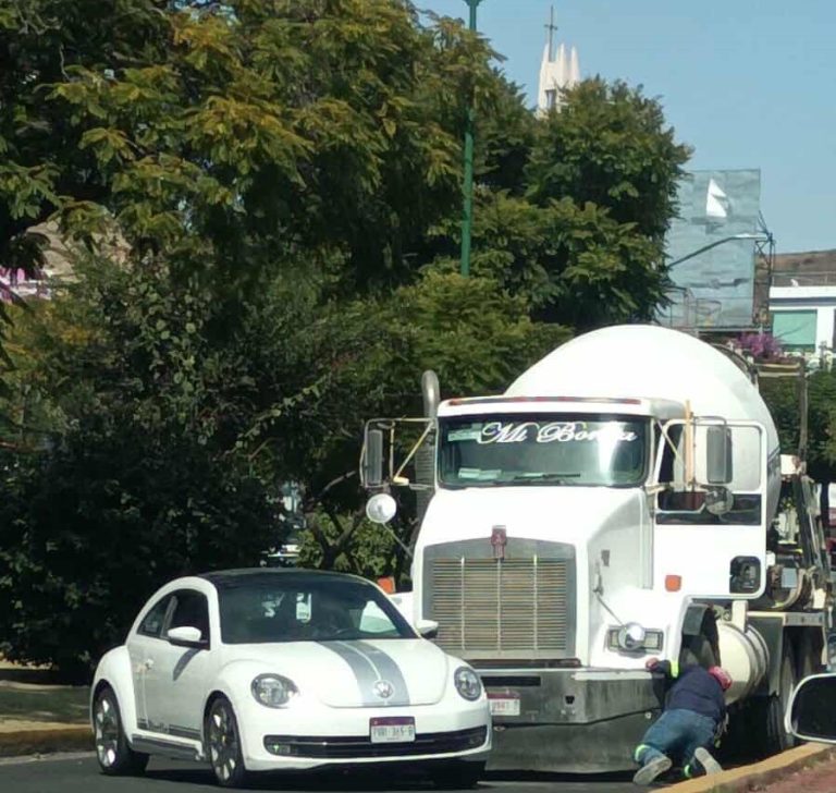 Se registra choque entre camión revolvedor y auto en el Libramiento Suroriente de Morelia