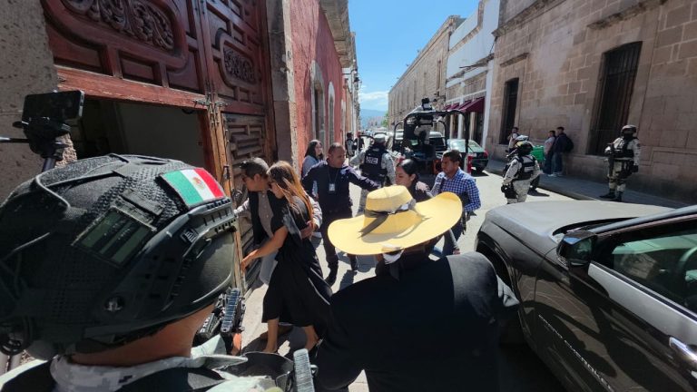 Custodiada, arriba al Congreso del Estado Grecia Quiroz