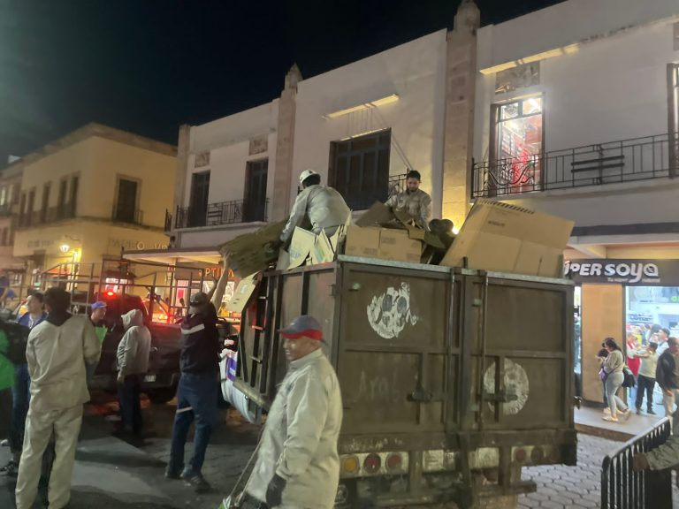 En operativo de limpieza en la Plaza Melchor Ocampo recolectan 3.5 toneladas de basura