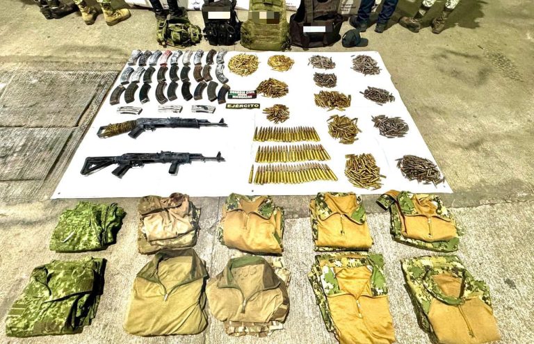 Aseguran 3 camionetas robadas, 2 rifles y más de mil 600 municiones en Zinapécuaro