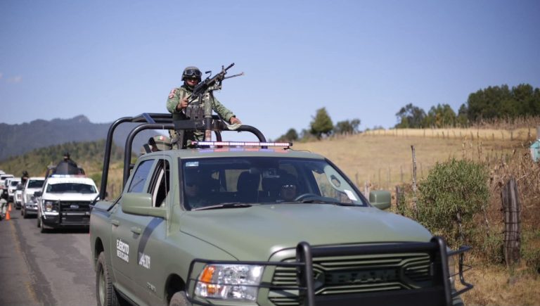 Hallan a dos hombres asesinados en la carretera Uruapan-Paracho; uno estaba dentro de bolsas