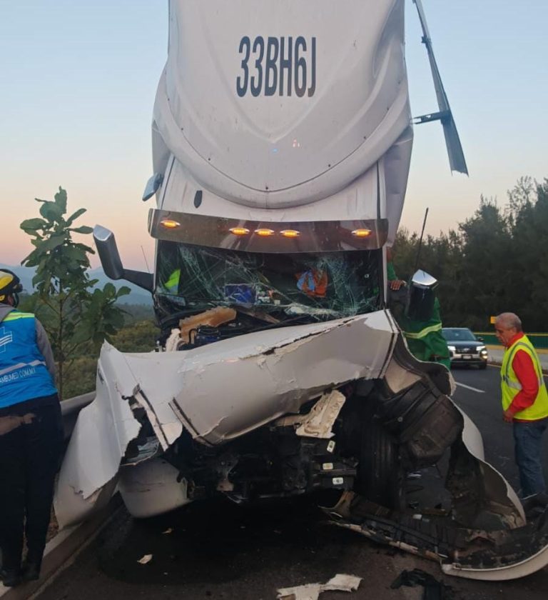 Transportista grave en choque por alcance entre camiones de carga, en la Siglo XXI
