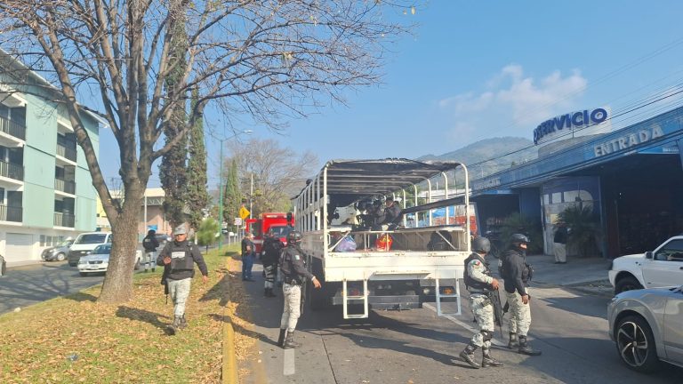 Choque de camión de la Guardia Nacional deja 5 oficiales heridos, en Uruapan