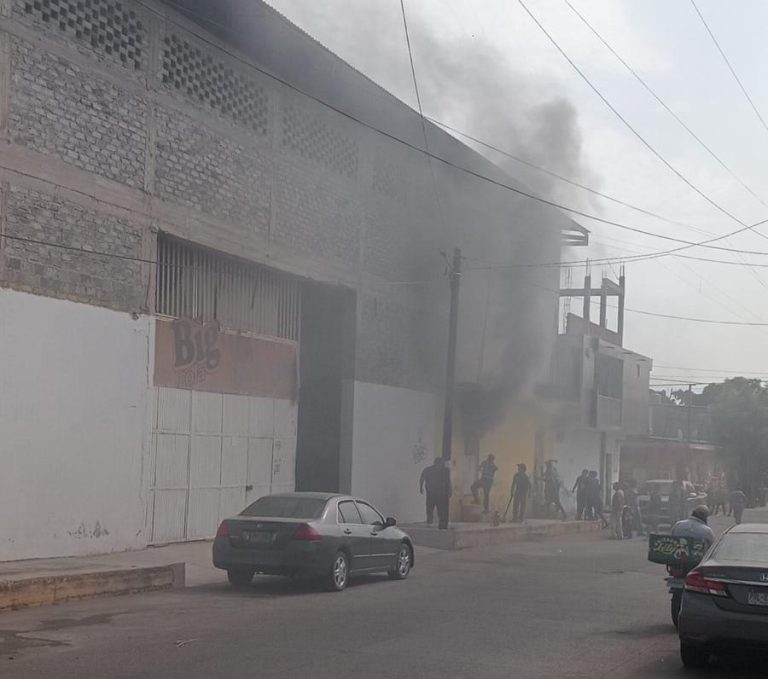 Jóvenes provocan incendio de bodega, al jugar con “cebollitas” en Apatzingán