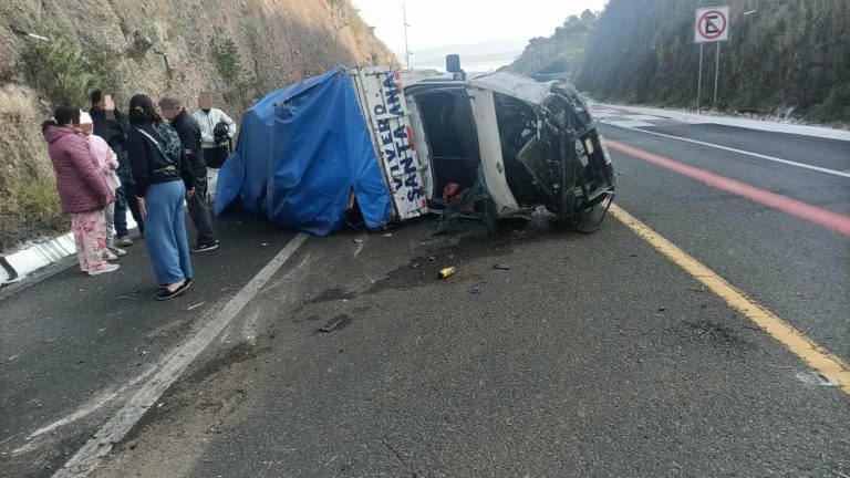 Volcadura de camioneta deja 2 heridos en la carretera Pátzcuaro-Cuitzeo