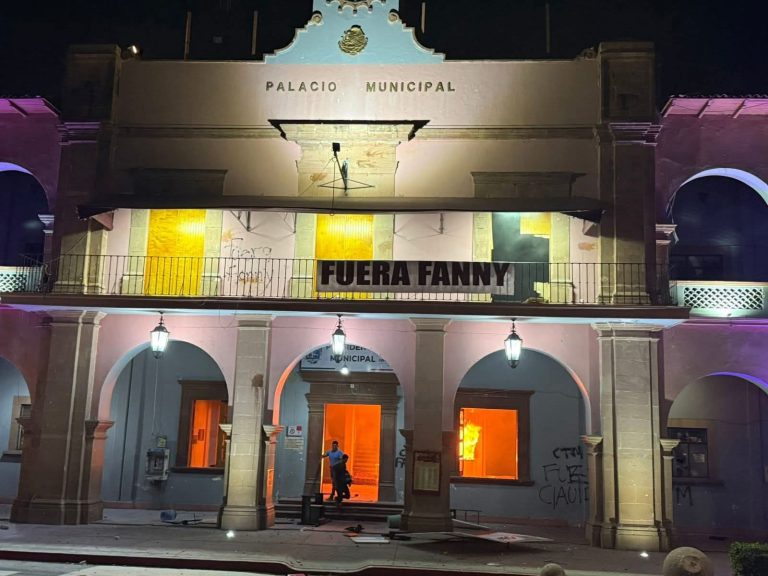 Manifestación en Apatzingán estalla en violencia, el Palacio Municipal fue destrozado