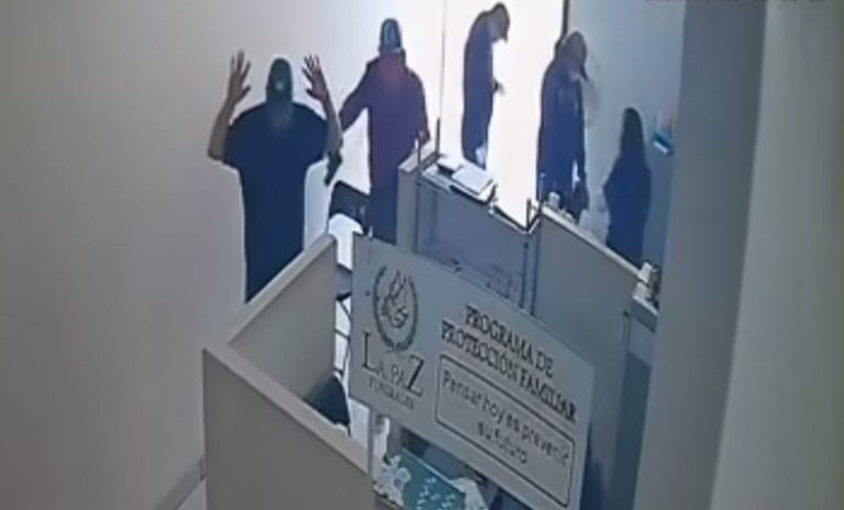 Sujetos armados asaltan funeraria en la colonia Morelos, en Uruapan