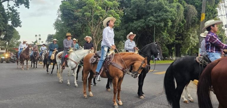 Realizan cabalgata por la paz en Uruapan, en honor al alcalde Carlos Manzo