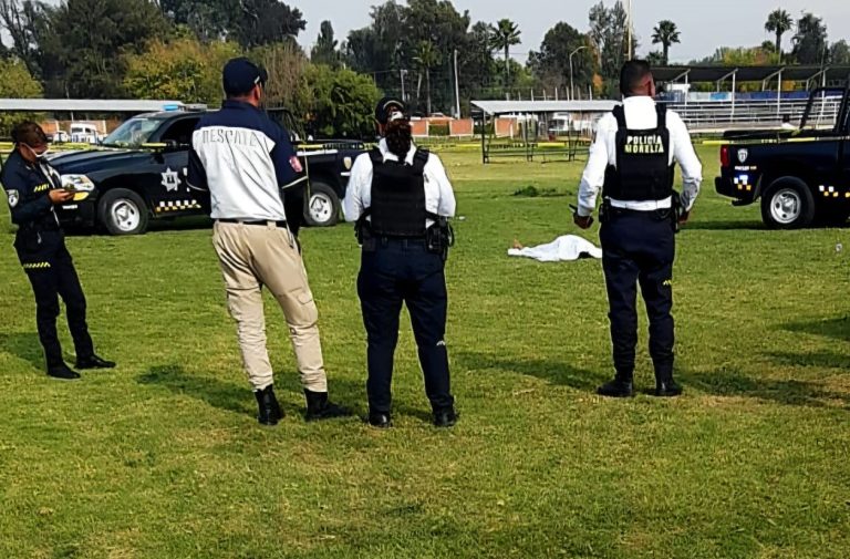 Muere sexagenario tras sufrir infarto mientras jugaba fútbol en Morelia