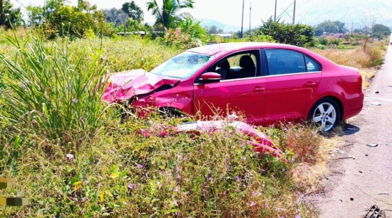 Joven motociclista queda herida en fuerte choque de frente contra un auto