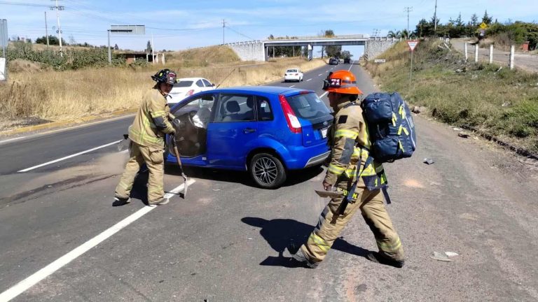 Se registra choque entre dos vehículos sobre la carretera Morelia-Pátzcuaro