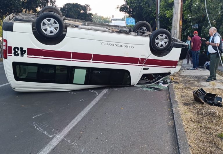 Vuelca combi en el Libramiento de Morelia