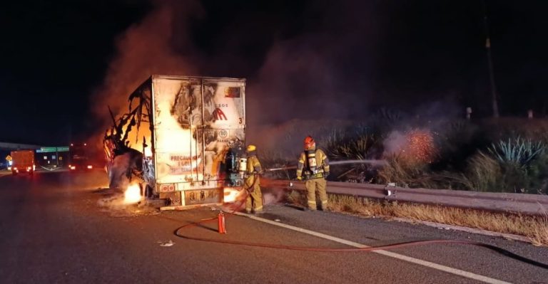 Atienden incendio de tractocamión en la Autopista de Occidente; no hubo lesionados