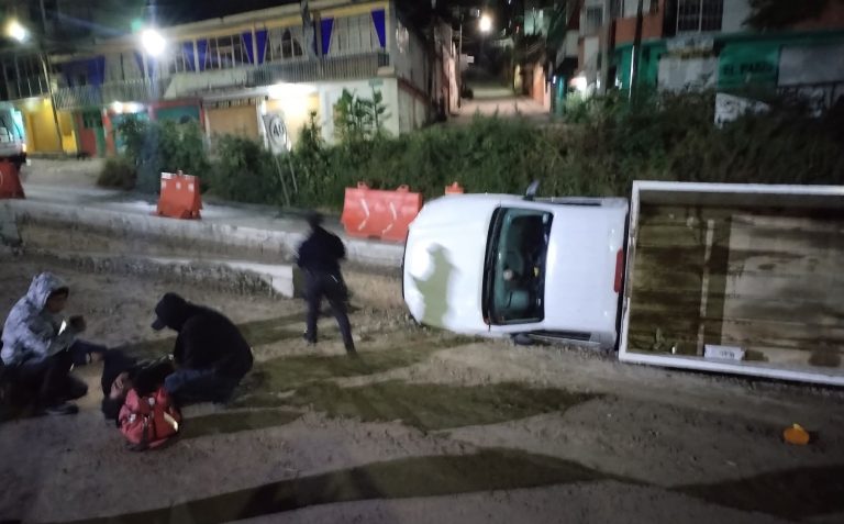 Volcadura de camioneta deja dos jóvenes heridos en Zitácuaro