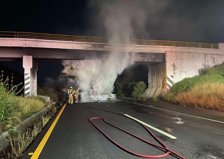 Normalistas queman vehículo en la Morelia-Pátzcuaro