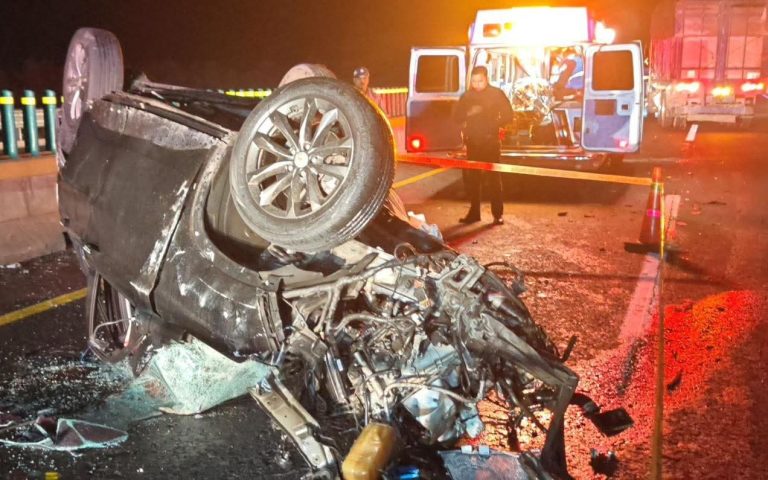 Un fallecido y una mujer herida tras choque volcadura, en la autopista Siglo XXI