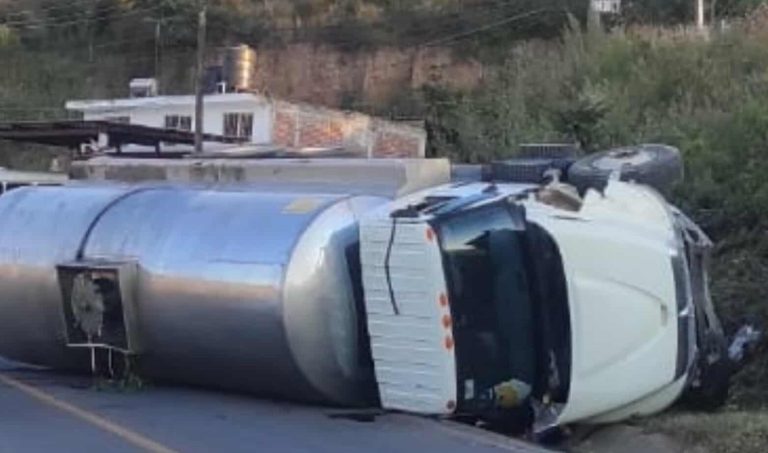 Vuelca camión pipa en la carretera Morelia-Toluca, en Mil Cumbres