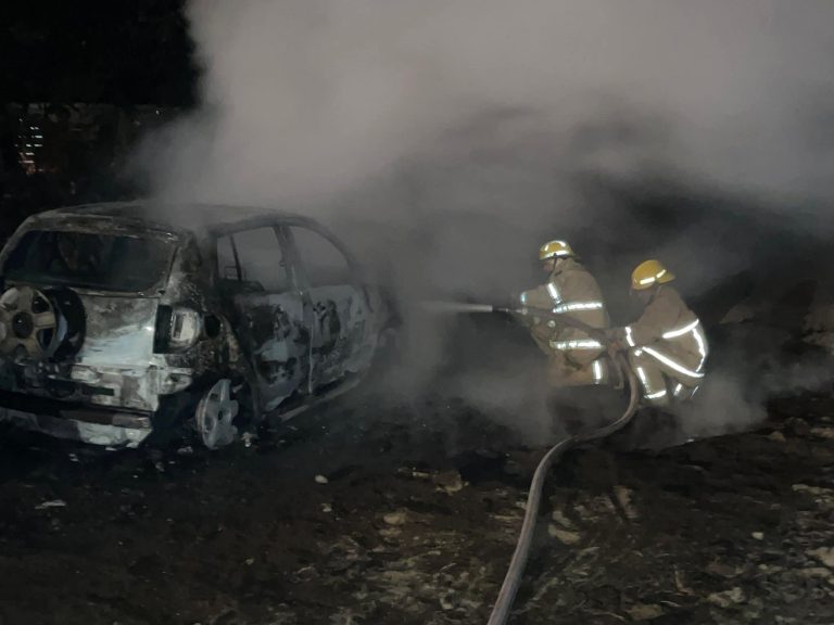 Incendio consume auto compacto, en Uruapan