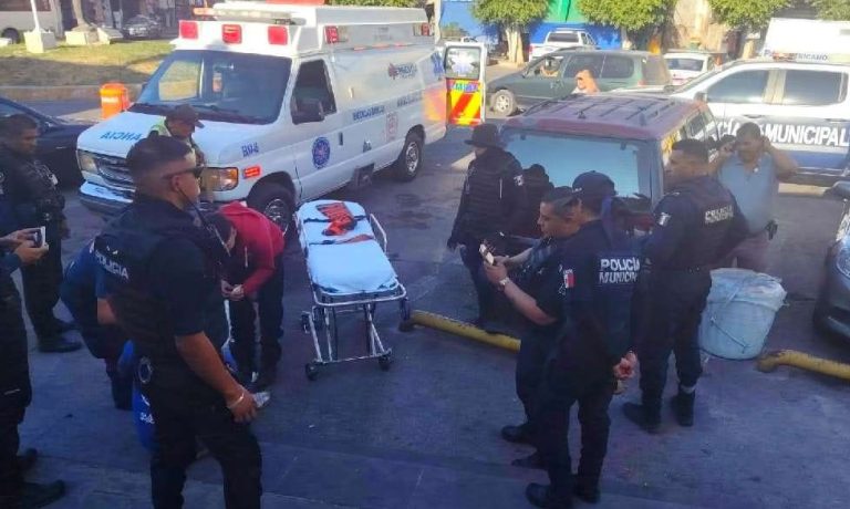 Un lesionado grave y un detenido, tras riña entre franeleros en el Mercado de La Piedad