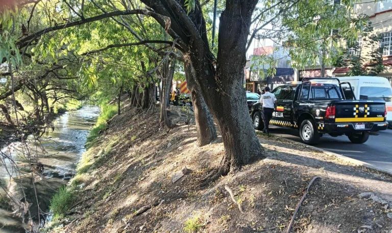 Mujer sufre caída a la orilla del Río Chiquito en Morelia; policías y bomberos la auxilian