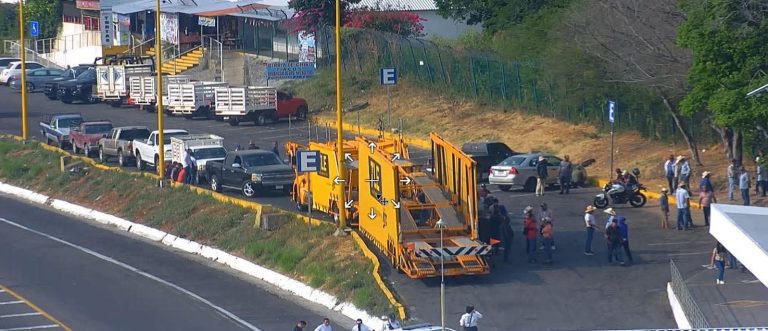 Continúan bloqueos en 10 puntos carreteros de Michoacán