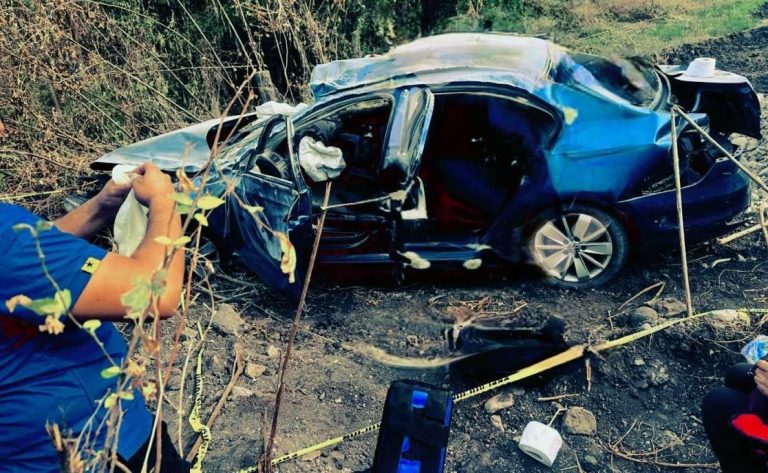Dos adultos mayores heridos, al volcar su auto en Parácuaro