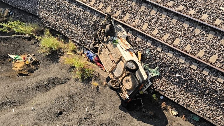 Taxista muere al caer de un puente a las vías férreas, en Ziracuaretiro
