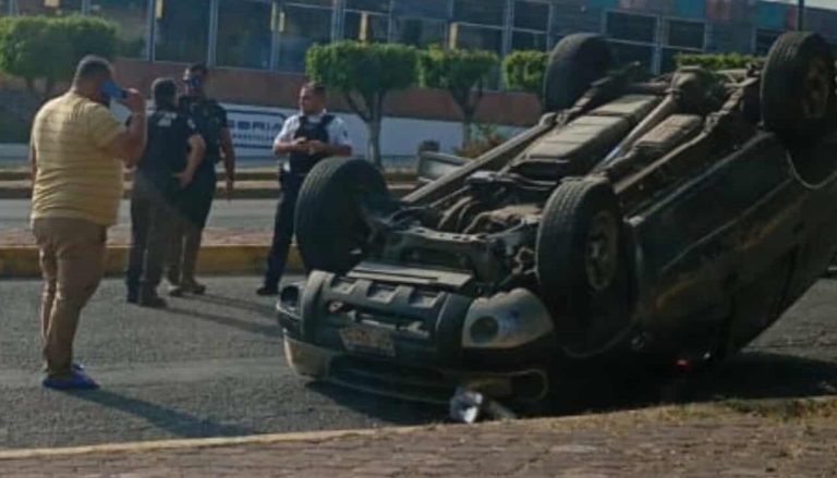 Vuelca auto en la Avenida Madero Oriente de Morelia 