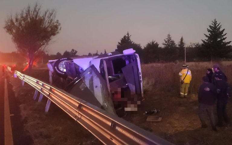 Autobús de DC Tours Uruapan vuelca en la carretera Pátzcuaro-Morelia; mueren siete pasajeros y hay varios heridos