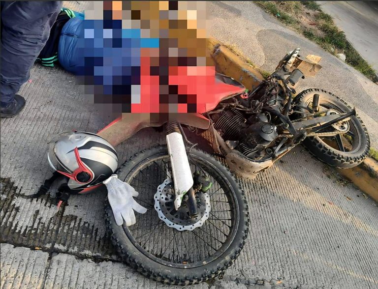 Derrape de moto deja dos heridos en el libramiento de Zitácuaro