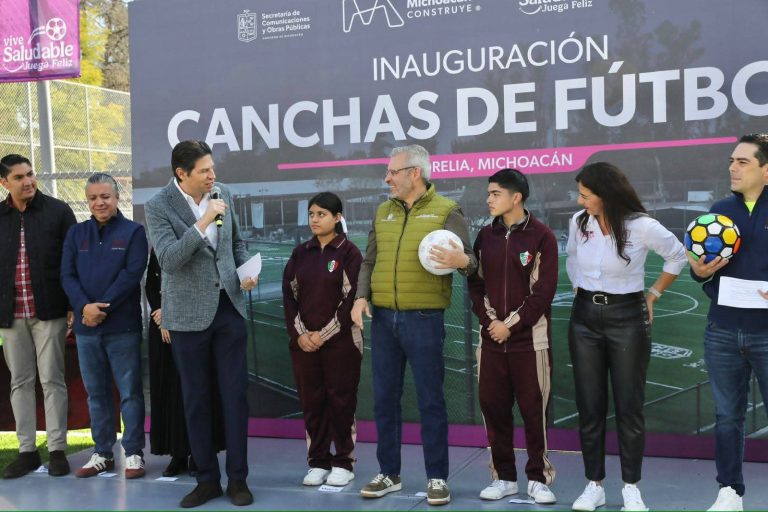 Inaugura Bedolla dos canchas de fútbol 7 en la secundaria Federal 2 de Morelia