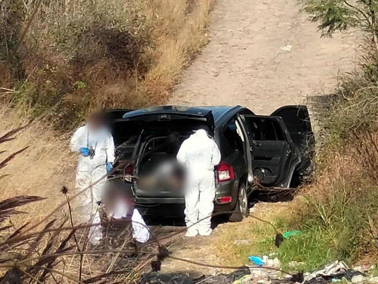 Hallan tres ejecutados dentro de vehículo Jeep a la orilla de la Morelia-Pátzcuaro