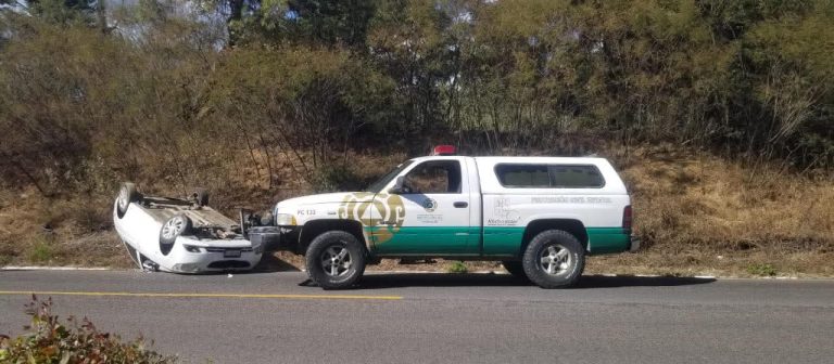 Se registra volcadura automovilística en la libre Pátzcuaro-Uruapan
