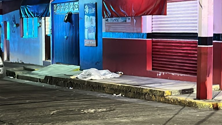 Delincuentes asesinan a joven, en la colonia Morelos de Uruapan