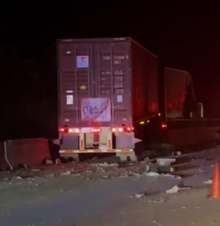 Se registra choque múltiple entre camiones de carga, en la autopista Siglo XXI