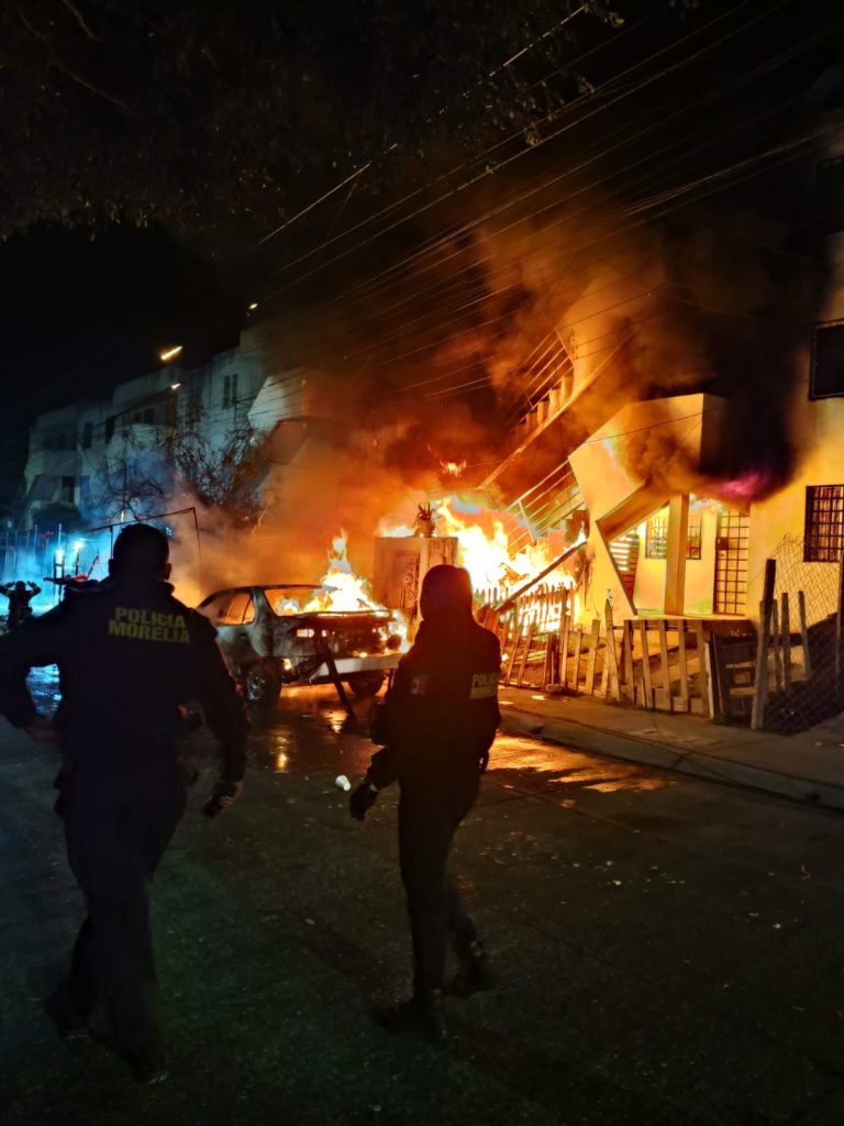 Policía Morelia apoya a familias durante incendio en Villas del Pedregal