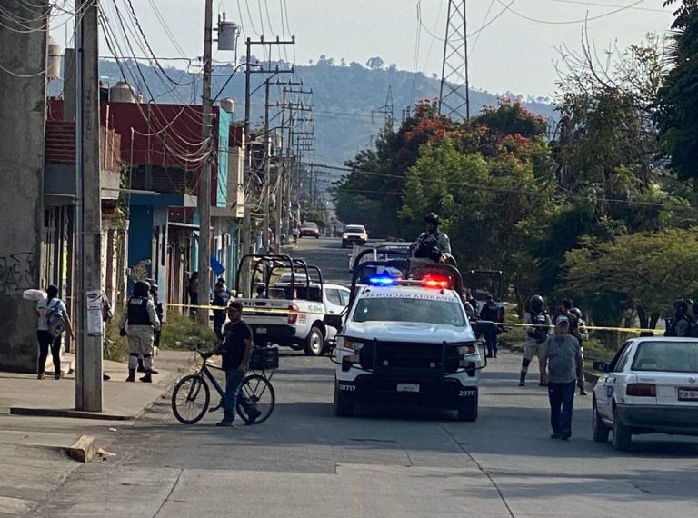 Ejecutan a tiros a dos motociclistas en la colonia Doctores, al oriente de Uruapan