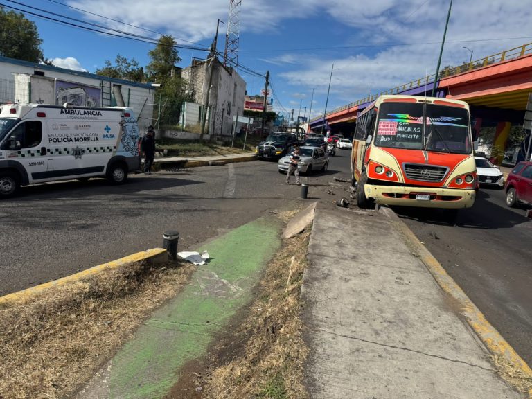 Camión urbano choca contra bolardos al poniente de Morelia; hay 3 menores heridos