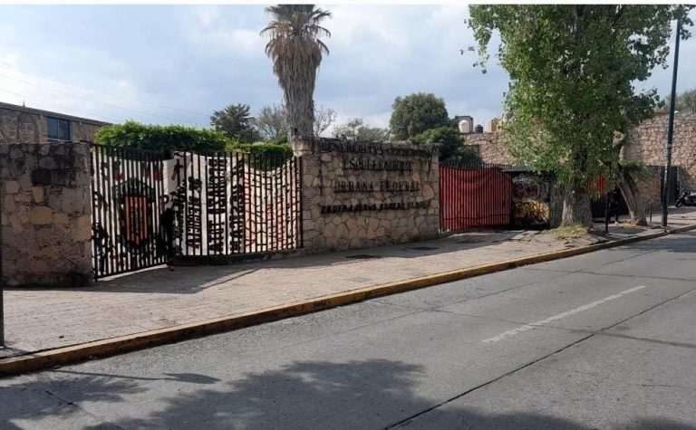 Normalistas ponen como condición la destitución de Mariana Sosa del IEMSYSEM para liberar toma de la ENUF