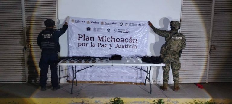 Chofer de camioneta huye y deja abandonas armas de fuego y droga