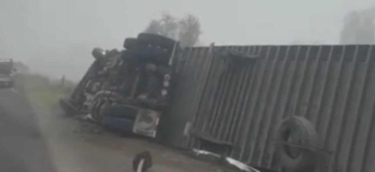 Se registra volcadura de tractocamión en la Pátzcuaro-Quiroga