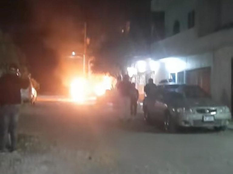 Quema de pirotecnia provoca incendio de vehículo en Zamora