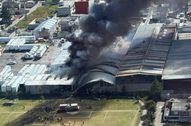 Se desploma aeronave tipo jet en zona industrial de Toluca; hay víctimas fatales