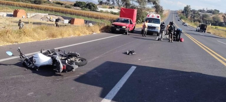 Pareja de jóvenes se accidenta a bordo de su motocicleta, en la carretera La Piedad Numarán